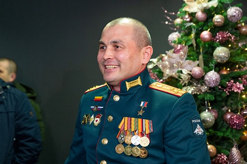 Героя России Рустама Сайфуллина торжественно встретили в Тюмени