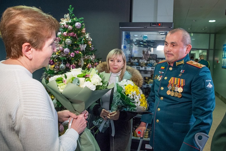 Героя России Рустама Сайфуллина торжественно встретили в Тюмени