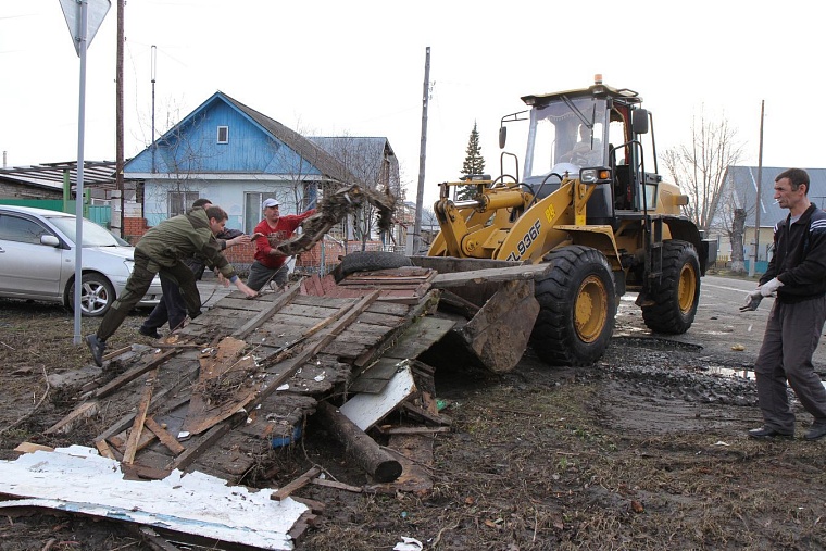 Владимир Якушев наградил 13 ишимцев за активное участие в ликвидации паводка