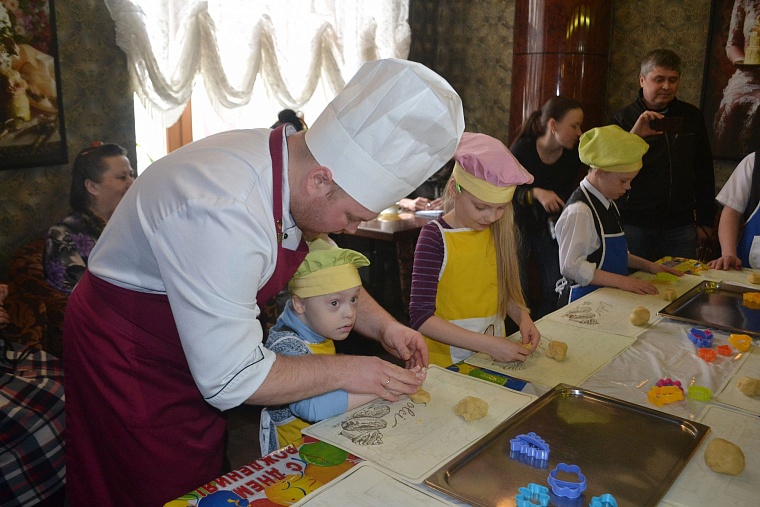 Выход из тени дети с синдромом Дауна начали на кулинарном мастер-классе