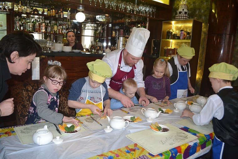 Выход из тени дети с синдромом Дауна начали на кулинарном мастер-классе