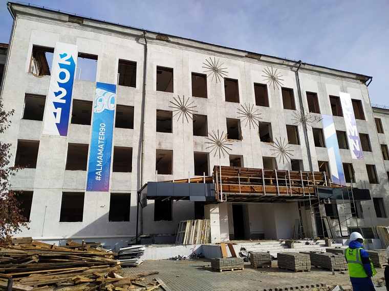 Как сносят главный корпус ТюмГУ. Съемка с квадрокоптера