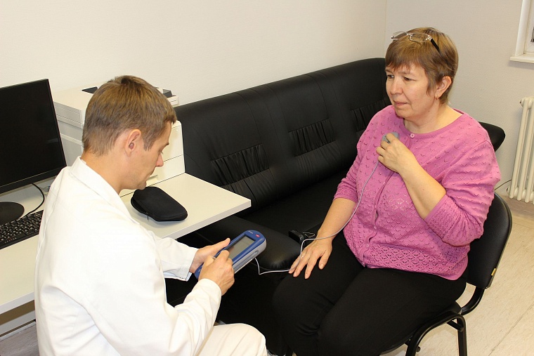 Тюменские врачи помогли пациентке с болезнью Паркинсона вернуться в профессию экономиста