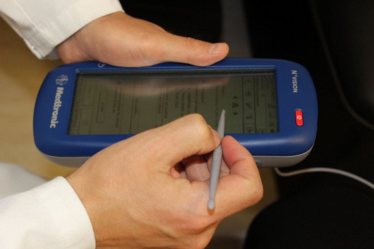 Тюменские врачи помогли пациентке с болезнью Паркинсона вернуться в профессию экономиста