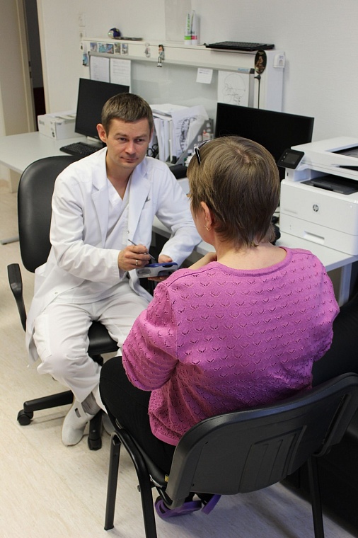 Тюменские врачи помогли пациентке с болезнью Паркинсона вернуться в профессию экономиста