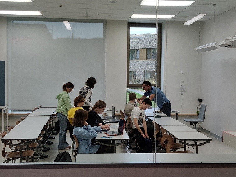 Большие прозрачные окна в классах — вопрос безопасности