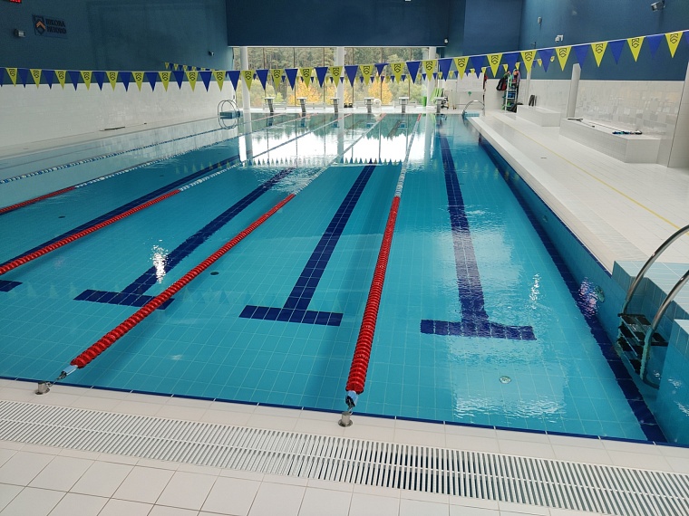 Для любителей плавания есть бассейн