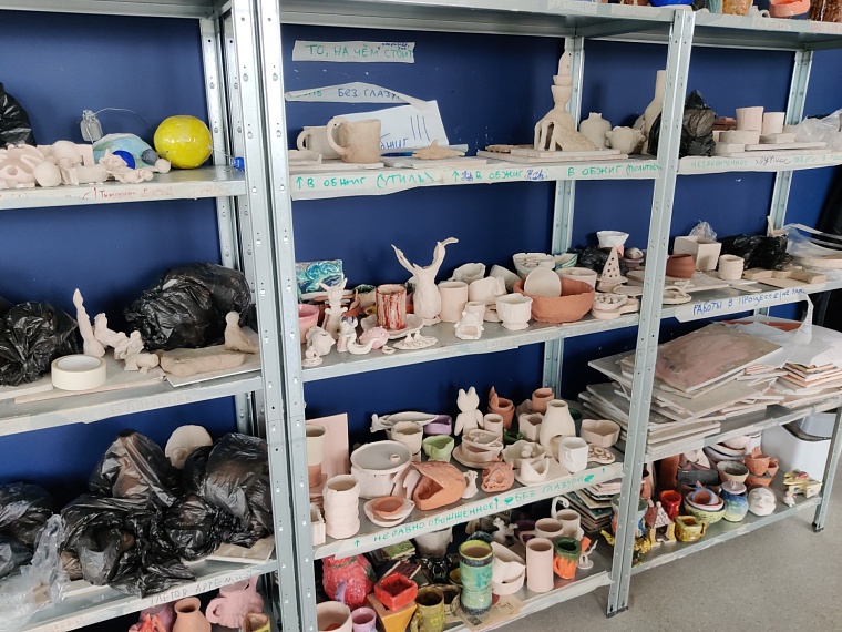 Найдется даже гончарная мастерская