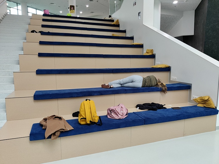 В перерывах между занятиями можно и вздремнуть.