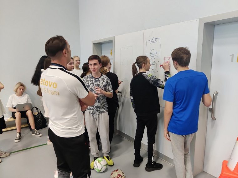 Обсуждение футбольной тактики. На английском языке