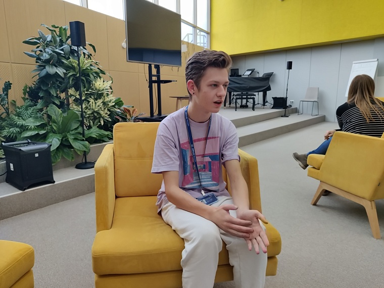 Даня раньше учился в школе в Винзили. Теперь — в «Летово»