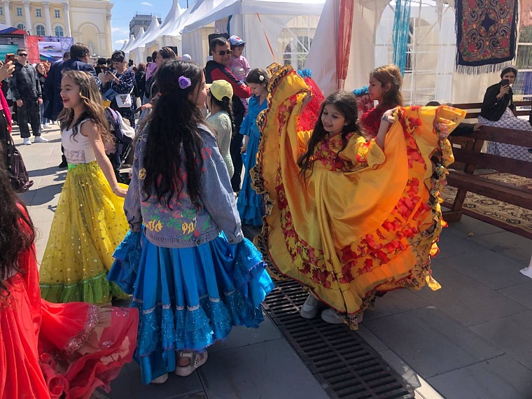 На площади 400-летия Тюмени проходит фестиваль "Мост Дружбы"