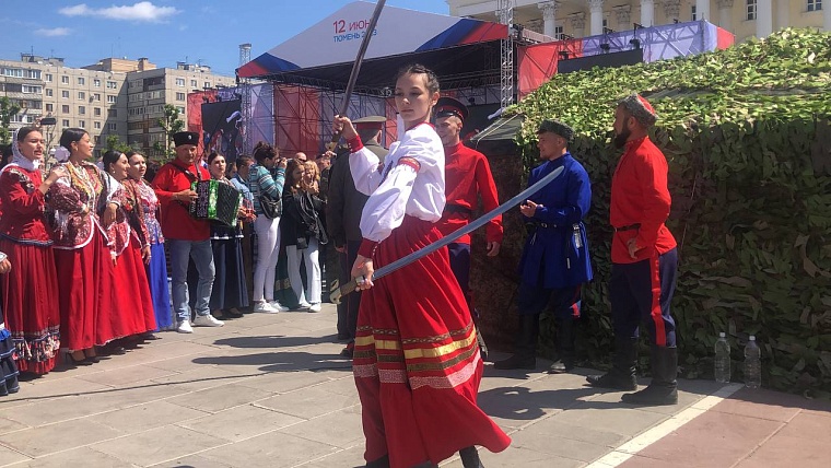 На площади 400-летия Тюмени проходит фестиваль "Мост Дружбы"
