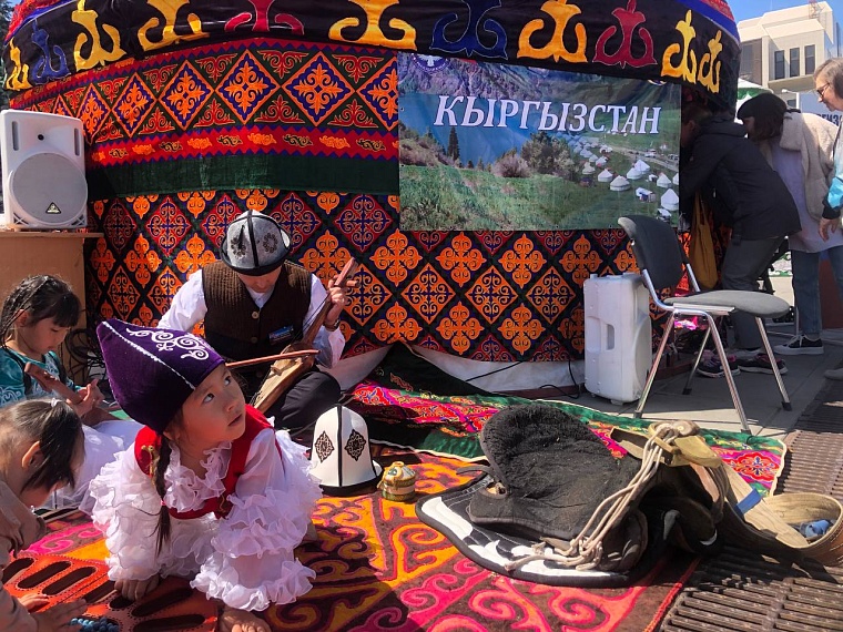 На площади 400-летия Тюмени проходит фестиваль "Мост Дружбы"