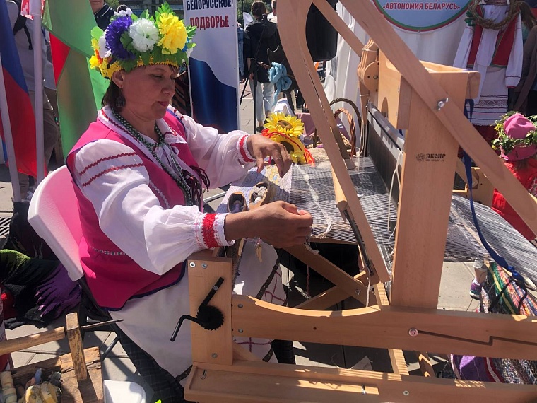 На площади 400-летия Тюмени проходит фестиваль "Мост Дружбы"