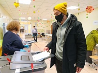 На избирательном участке в МЖК голосует молодежь