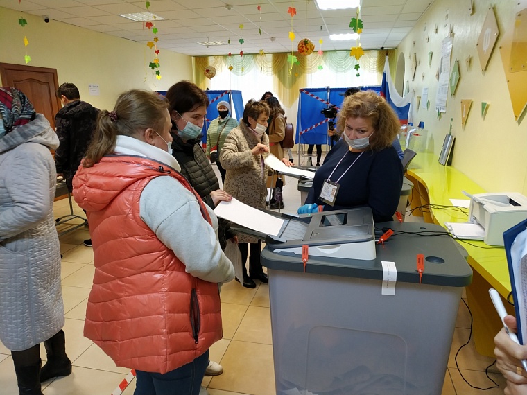 На избирательном участке в МЖК голосует молодежь