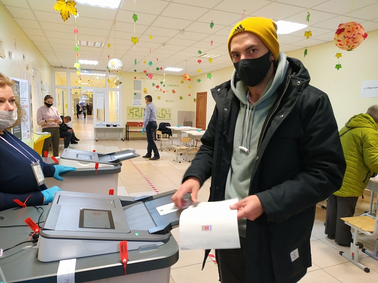 На избирательном участке в МЖК голосует молодежь