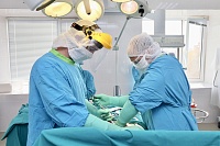 В Тобольске хирурги провели сложную операцию по реконструкции стенки кишечника пожилой пациентке