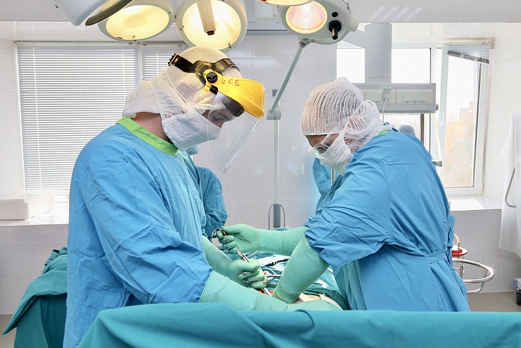 В Тобольске хирурги провели сложную операцию по реконструкции стенки кишечника пожилой пациентке