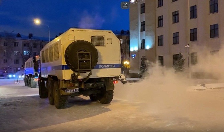 Несанкционированный митинг начался на площади у технопарка