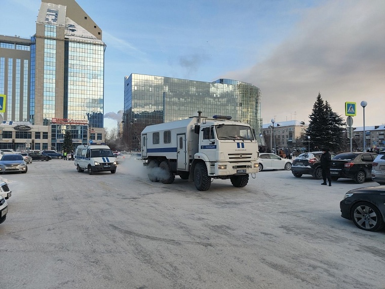 Несанкционированный митинг начался на площади у технопарка