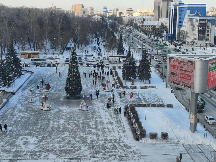 Несанкционированный митинг начался на площади у технопарка