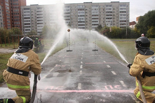 Тюменским школьникам дали пострелять из брандспойта