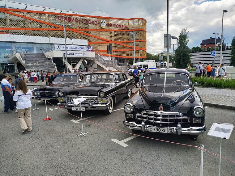 На стадионе "Тюмень" горожане отмечают День молодежи вместе с ГИБДД