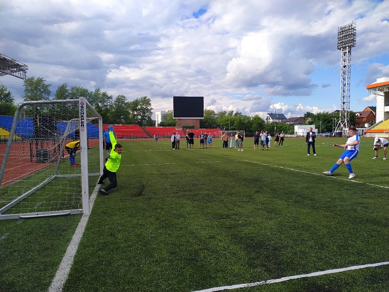 На стадионе "Тюмень" горожане отмечают День молодежи вместе с ГИБДД