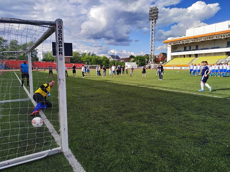 На стадионе "Тюмень" горожане отмечают День молодежи вместе с ГИБДД