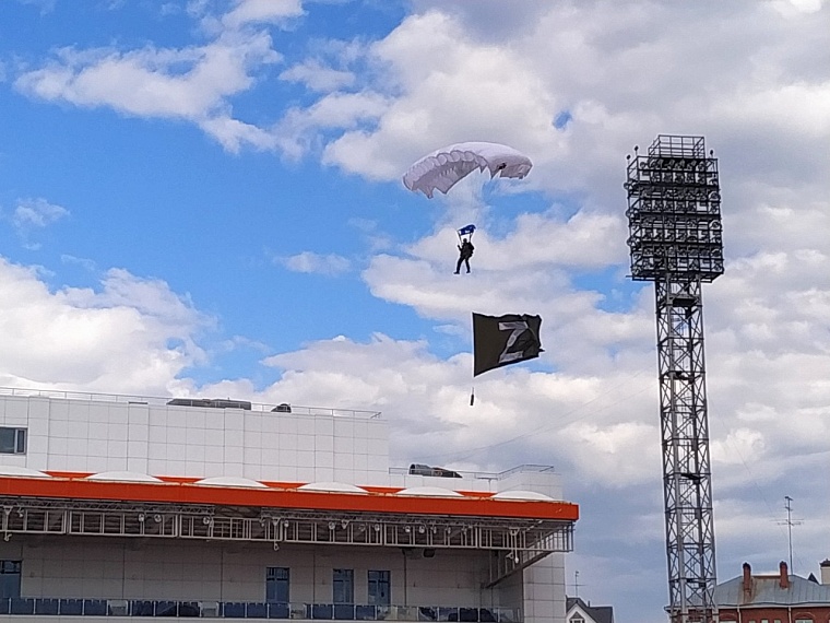 На стадионе "Тюмень" горожане отмечают День молодежи вместе с ГИБДД