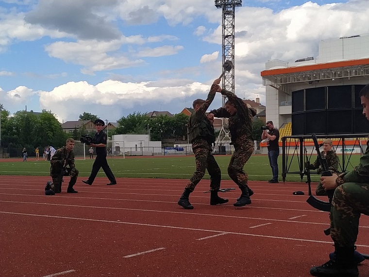 На стадионе "Тюмень" горожане отмечают День молодежи вместе с ГИБДД