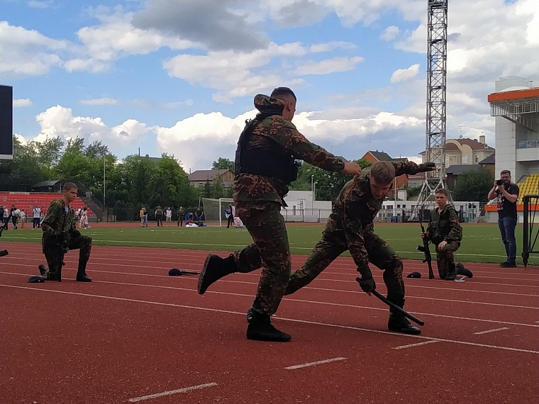 На стадионе "Тюмень" горожане отмечают День молодежи вместе с ГИБДД