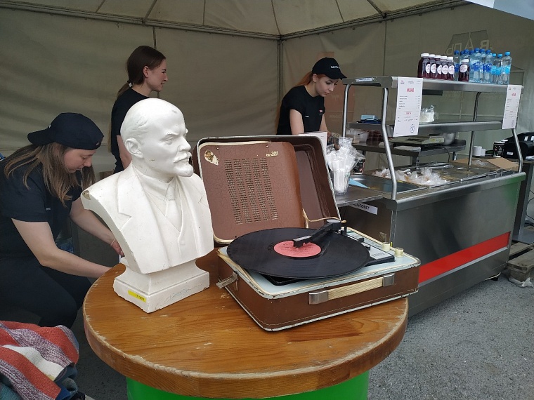 На стадионе "Тюмень" горожане отмечают День молодежи вместе с ГИБДД