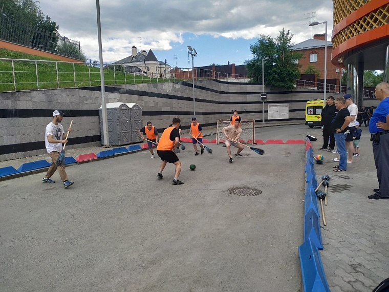 На стадионе "Тюмень" горожане отмечают День молодежи вместе с ГИБДД