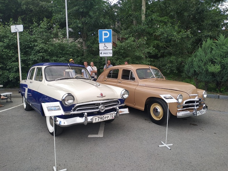 На стадионе "Тюмень" горожане отмечают День молодежи вместе с ГИБДД