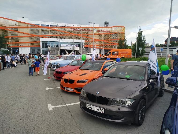 На стадионе "Тюмень" горожане отмечают День молодежи вместе с ГИБДД