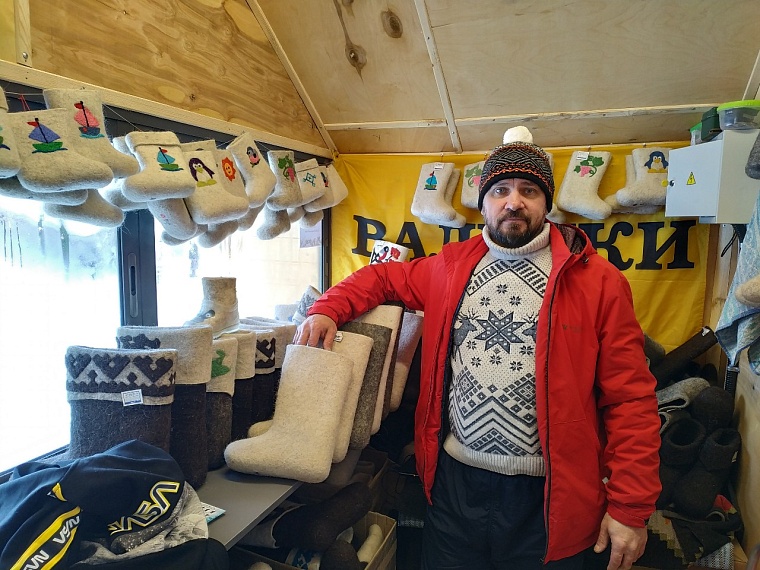 Сбитень, валенки, мед: чем торгуют на ярмарке по ул. Дзержинского