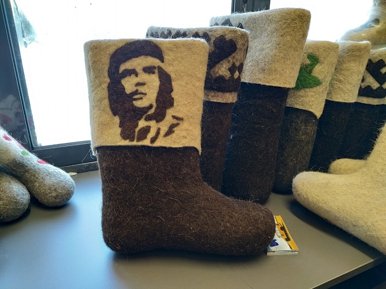 Сбитень, валенки, мед: чем торгуют на ярмарке по ул. Дзержинского