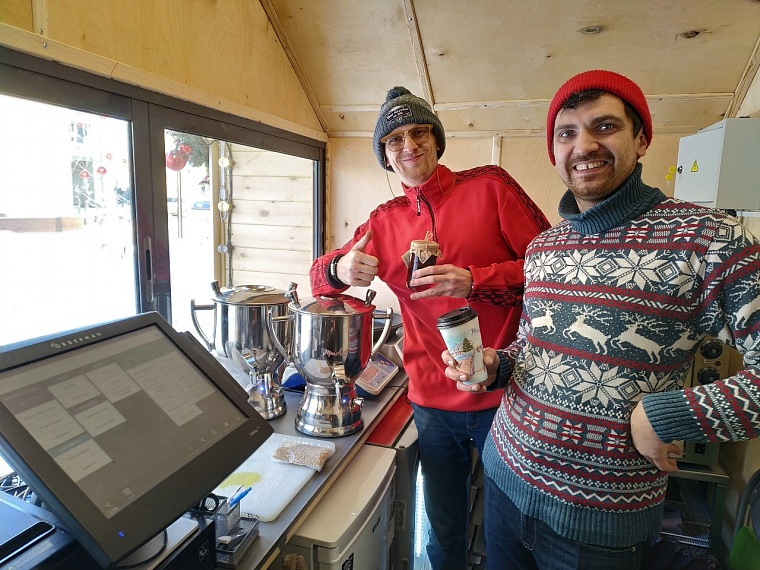 Сбитень, валенки, мед: чем торгуют на ярмарке по ул. Дзержинского