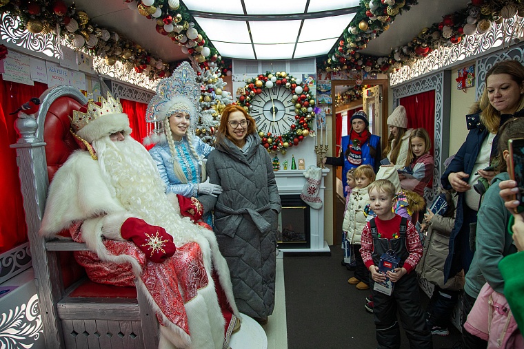 Поезд Деда Мороза сделал остановку в Тюмени