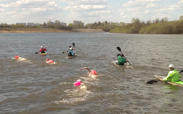 В честь Дня Победы тюменские моржи проплыли по Туре