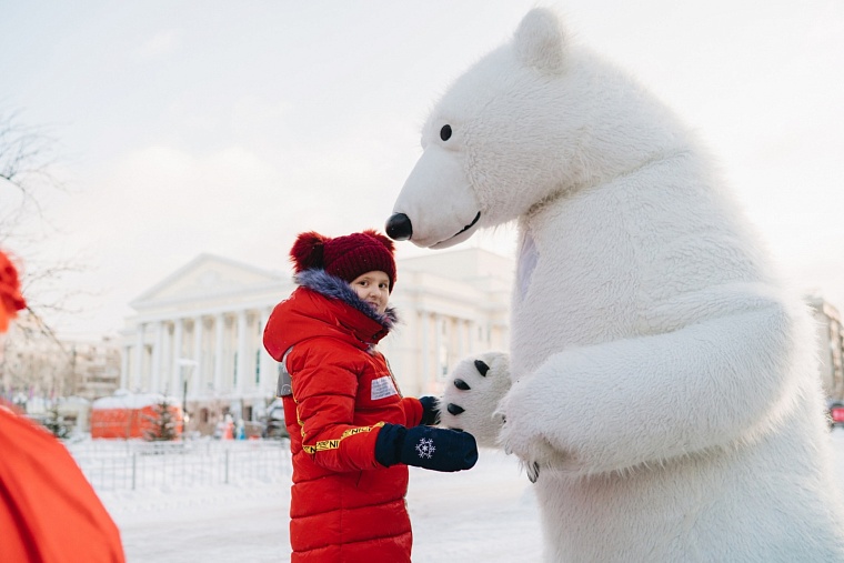 Глава Ростуризма Зарина Догузова подарила девочке из Ярославля розовый чемодан и путешествие в Тюмень