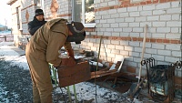В Голышмановском городском округе многодетный отец с напарником варит печи для бойцов СВО