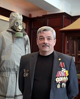 Ликвидатор Колычев пришел в музей Колокольниковых с противогазом и саперной лопаткой