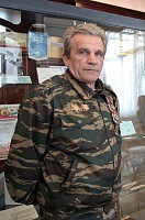 Ликвидатор Колычев пришел в музей Колокольниковых с противогазом и саперной лопаткой