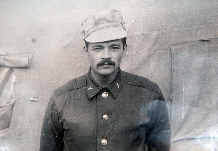 Ликвидатор Колычев пришел в музей Колокольниковых с противогазом и саперной лопаткой