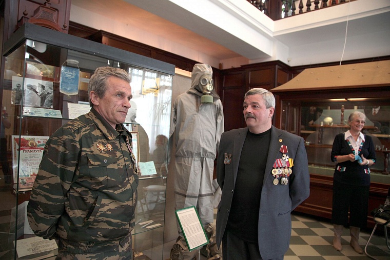 Ликвидатор Колычев пришел в музей Колокольниковых с противогазом и саперной лопаткой