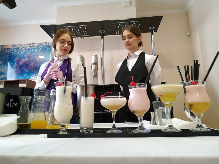 Подзаработать в каникулы. Как тюменские школьники учатся на бариста